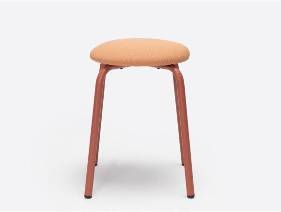 Taburete bajo Tam Ondarreta: diseño personalizado con asiento tapizado para cocinas y salones modernos