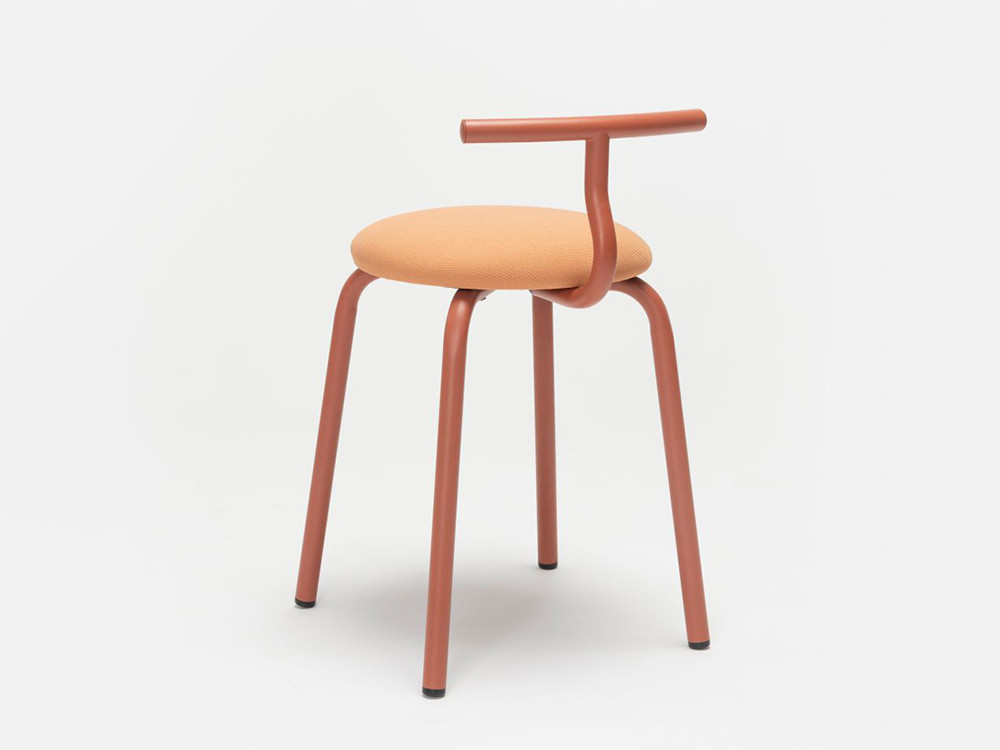 Mobel 6000: exclusividad con el taburete Tam, mobiliario de diseño configurado en tejidos seleccionados