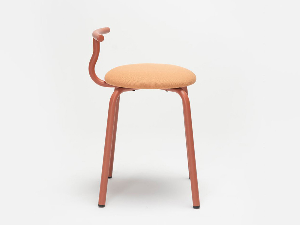 Diseño ergonómico de Ondarreta: taburete Tam sin respaldo con acabados textiles premium