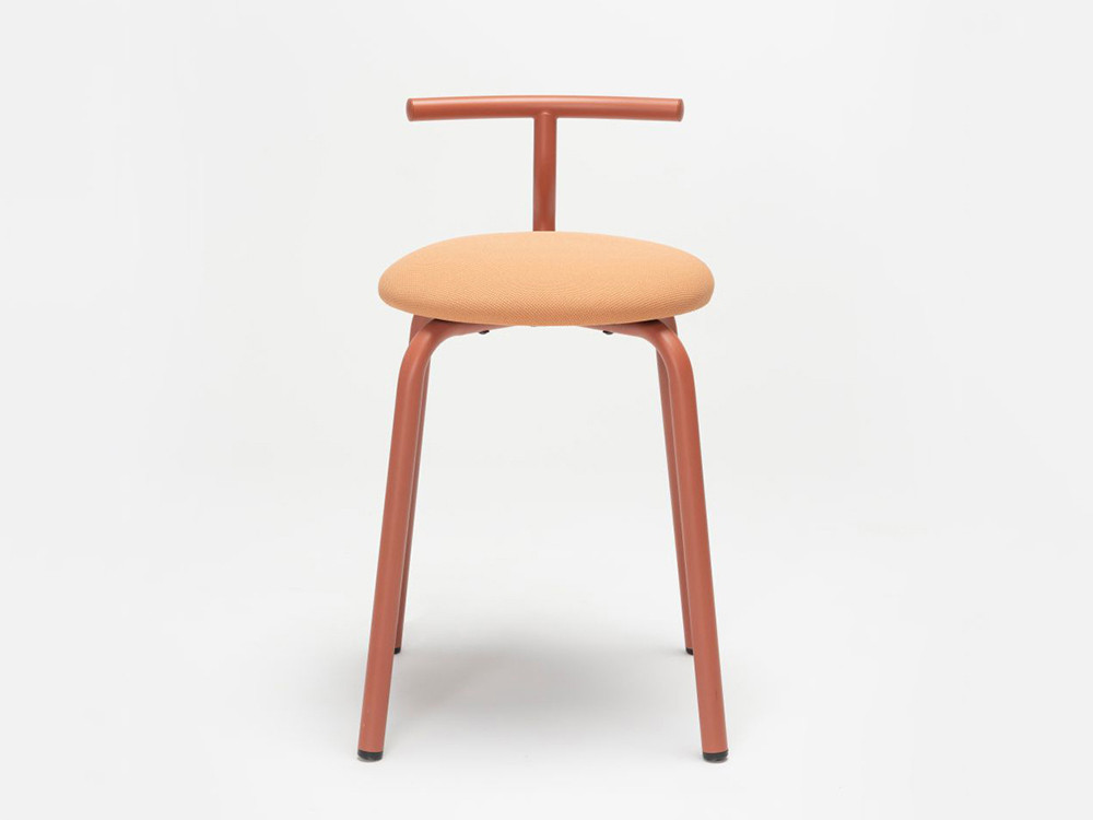 Diseño ergonómico de Ondarreta: taburete Tam sin respaldo con acabados textiles premium