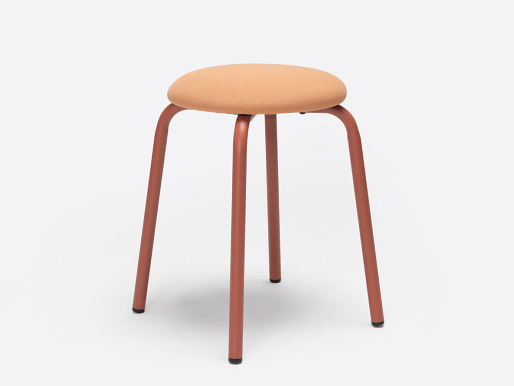 Mobiliario de diseño Ondarreta: taburete bajo Tam, la fusión perfecta entre metal y confort tapizado