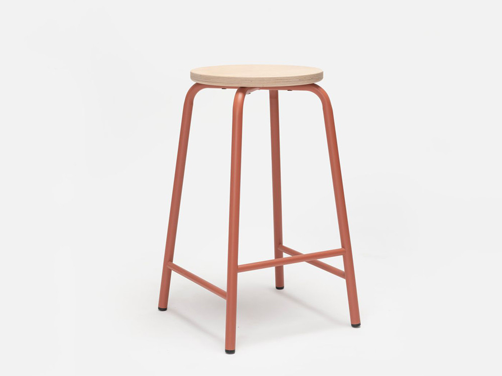 Taburete cocina diseño Tam de Ondarreta: estructura minimalista y asiento en chapa de roble artesanal