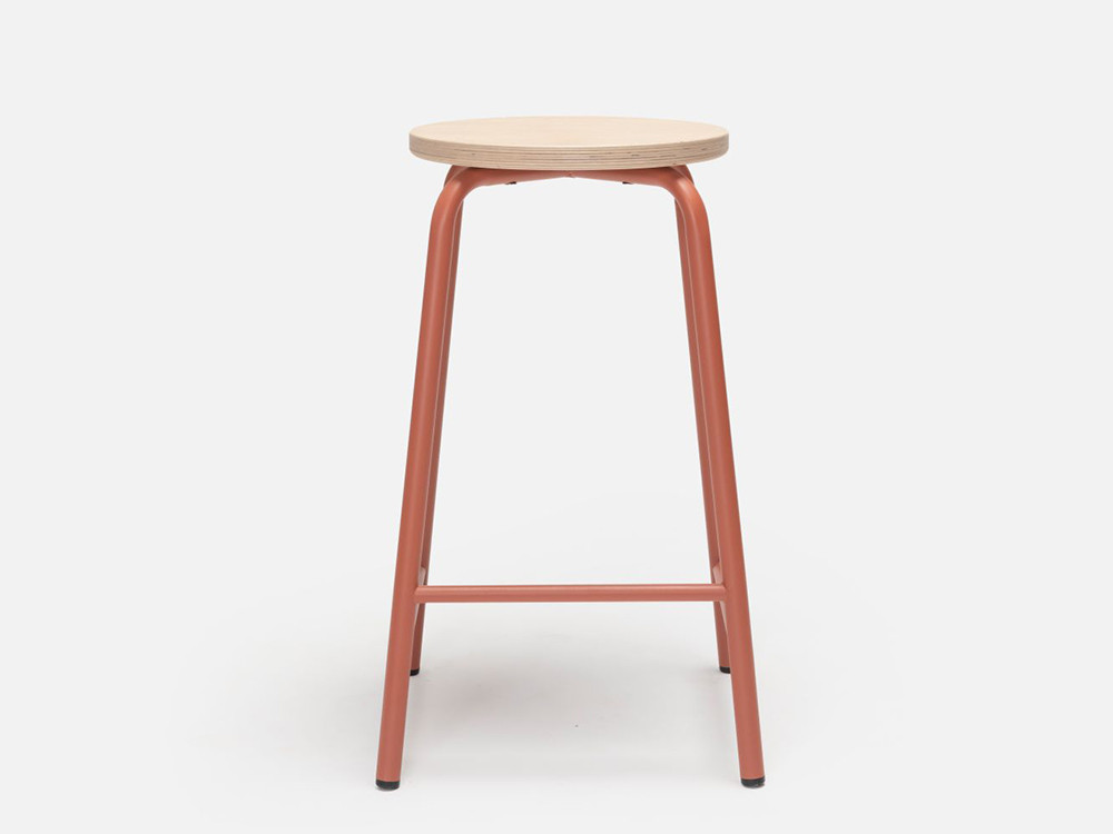 Taburete Tam Ondarreta: asiento ergonómico en chapa de roble, calidad premium para tu zona de bar