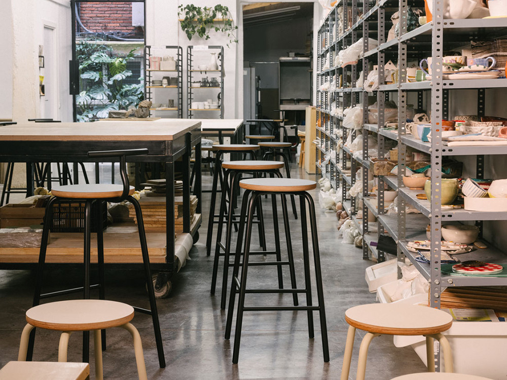 Taburete Tam de Ondarreta: diseño atemporal en chapa de roble para proyectos de interiorismo de alto nivel