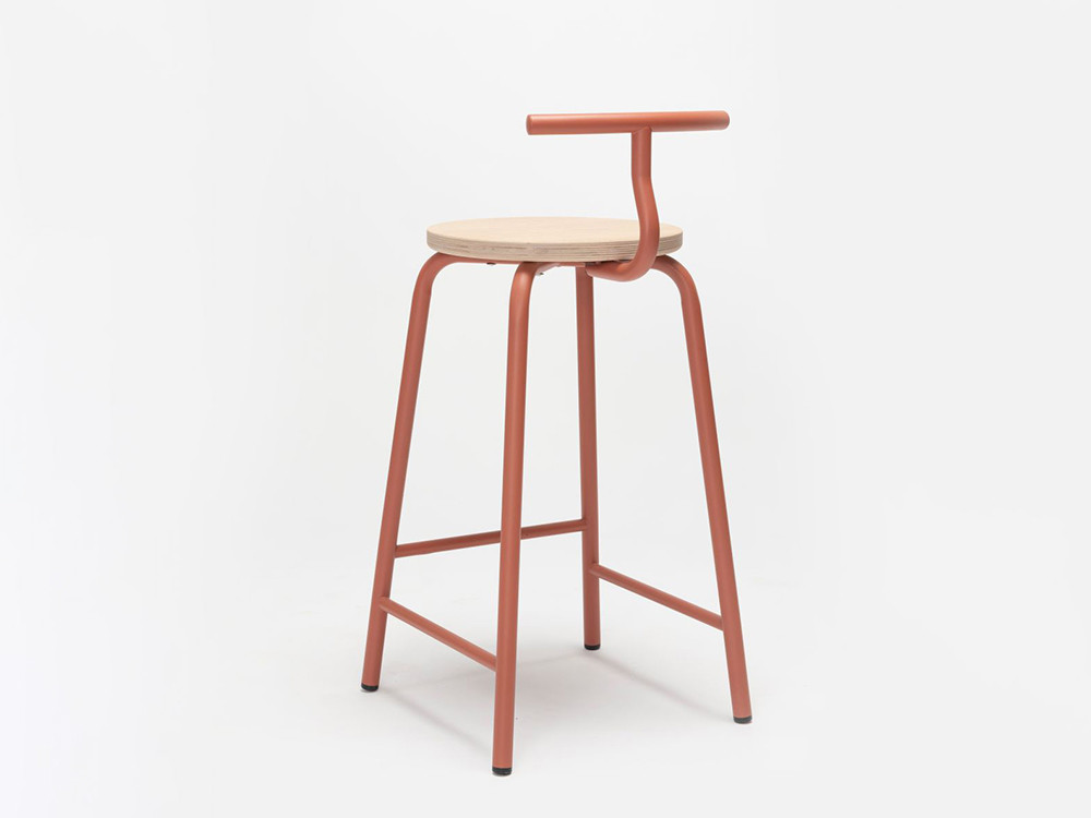 Taburetes de diseño para barra: modelo Tam de Ondarreta disponible en varios acabados en roble tintado