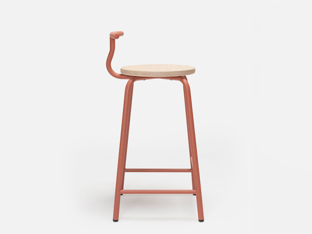 Taburete cocina diseño Tam: el complemento ideal para mesas altas de cocina con acabado en roble