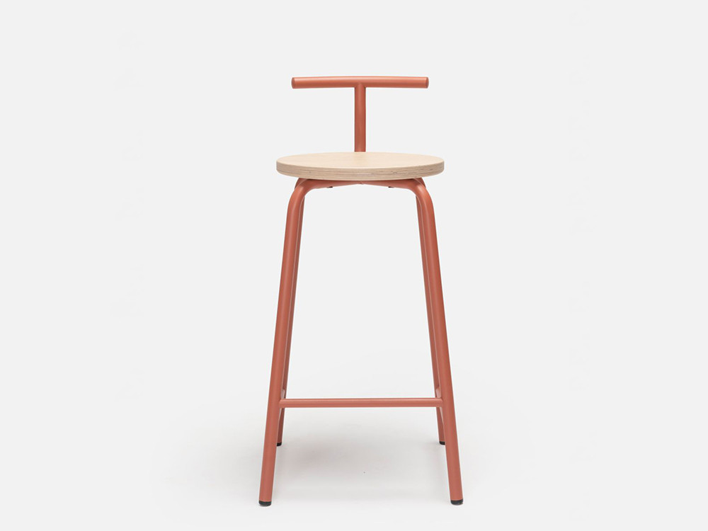 Estructura resistente y asiento en chapa de roble de la familia Tam, un icono moderno de Ondarreta