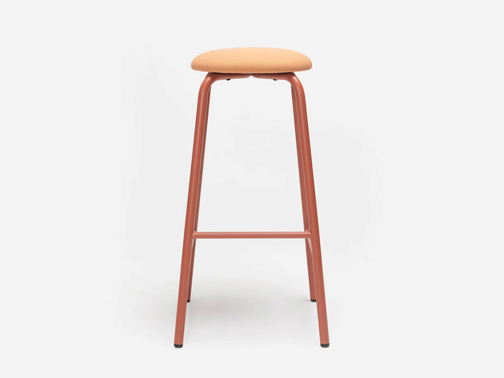 Taburetes de diseño Tam de Ondarreta: elegancia técnica con base metálica, disponible en dos alturas