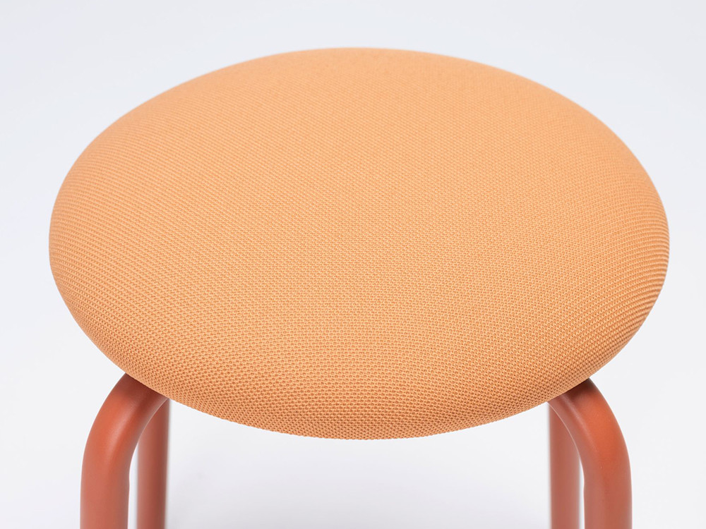 Taburetes para islas de cocina: modelo Tam de Ondarreta con asiento textil en tejidos seleccionados y patas de acero