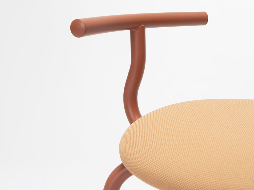 Taburetes para islas de cocina: modelo Tam de Ondarreta con asiento tapizado y base de acero en 2 medidas