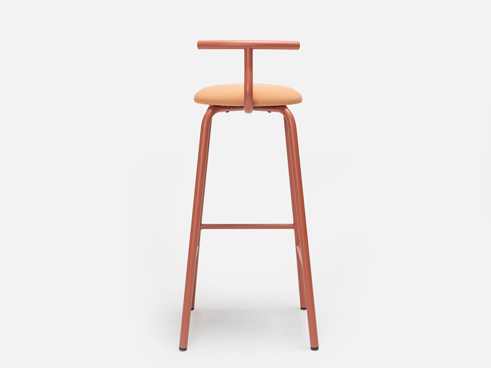 Detalle del asiento tapizado y el respaldo ergonómico del taburete Tam de Ondarreta disponible en dos medidas.