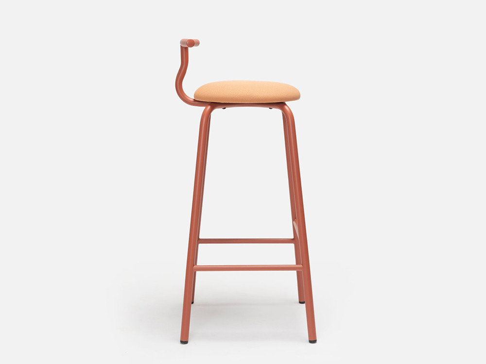 Muebles Ondarreta: taburete Tam con patas de acero, la solución ideal para mesas altas de cocina de diseño