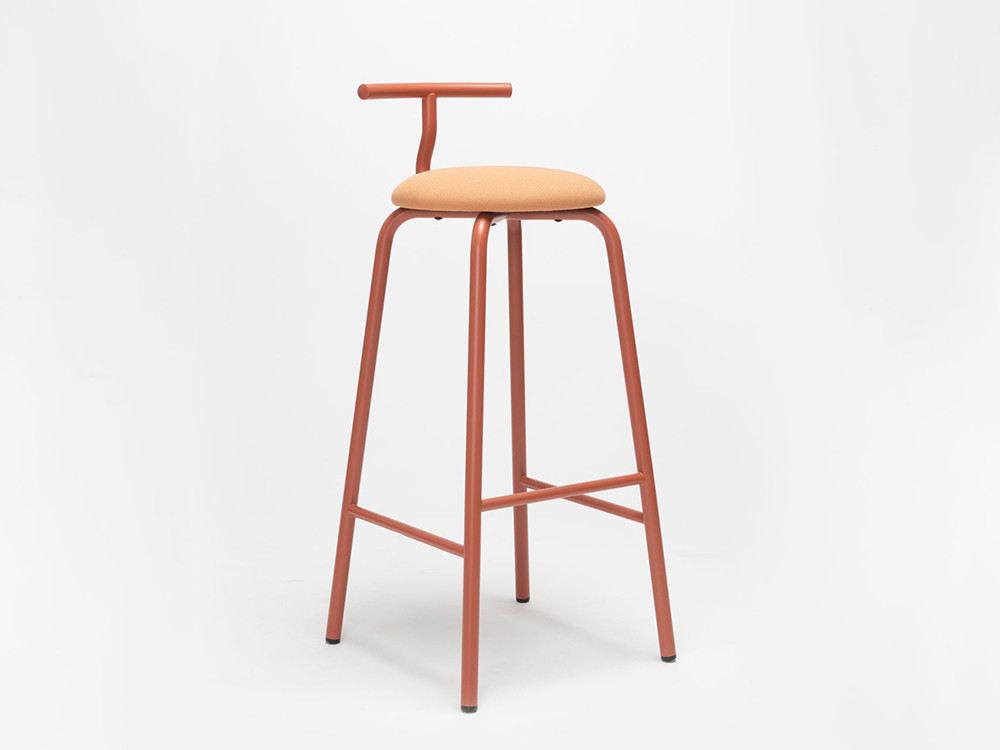 Taburete cocina diseño Tam de Ondarreta: asiento tapizado con respaldo y patas de acero de alta resistencia