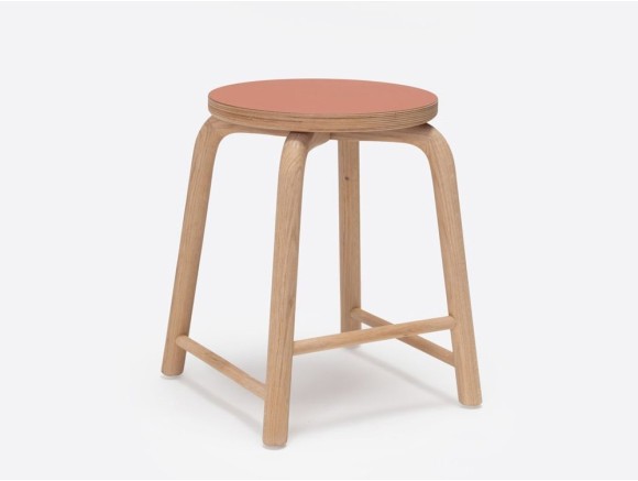 Taburete cocina diseño Tam de Ondarreta: versión baja con asiento en Arpa Fénix y patas en madera maciza de roble
