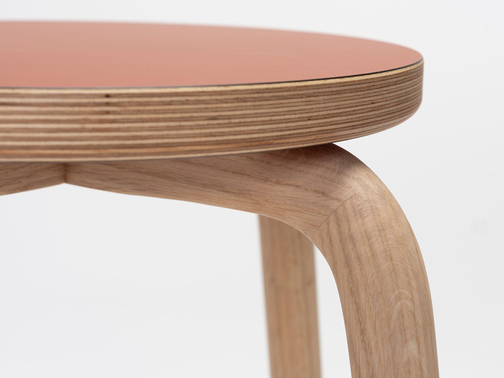 Taburetes para islas de cocina: modelo Tam de Ondarreta con o sin respaldo y patas de roble macizo