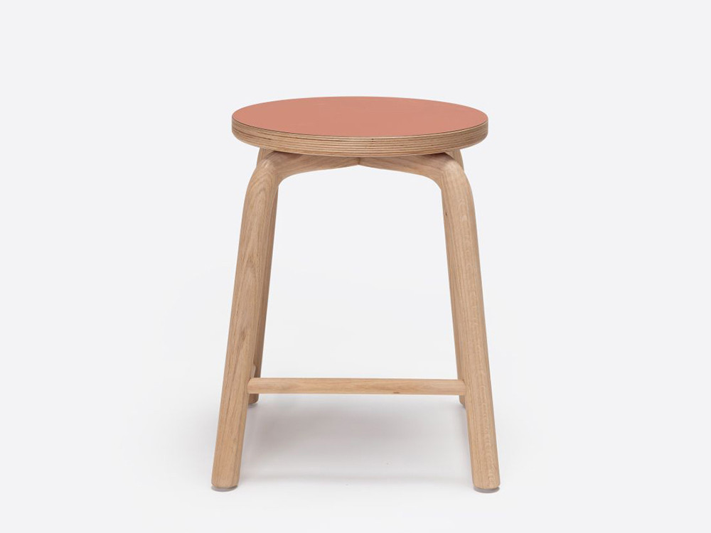 Detalle de las patas en madera maciza de roble teñido del taburete Tam personalizado de Ondarreta