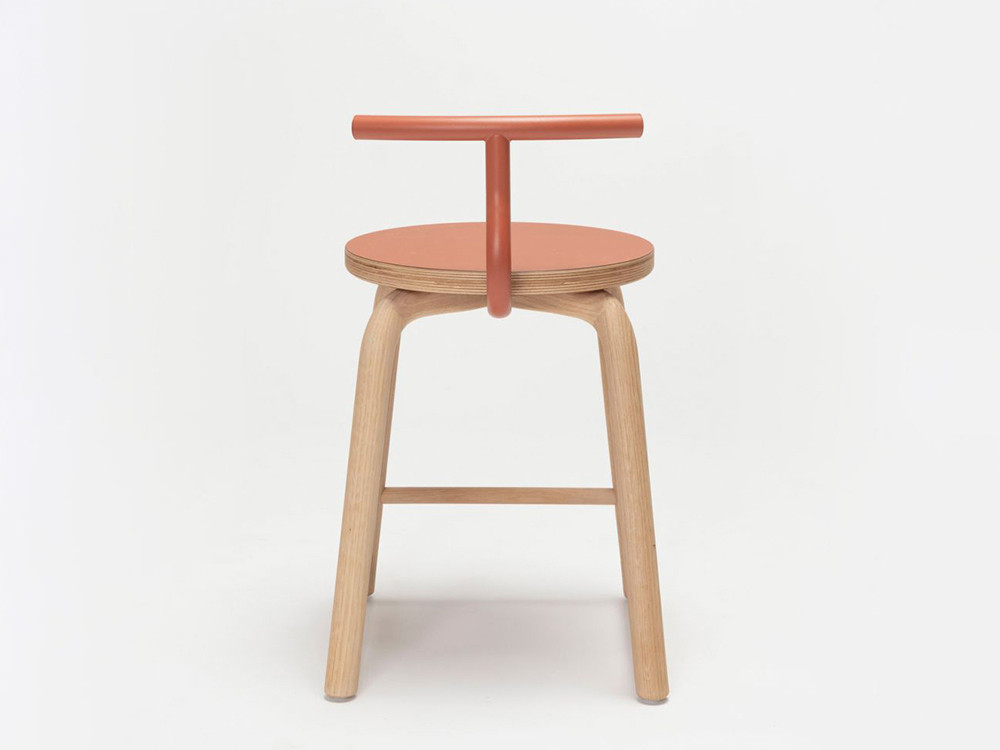 Taburete de diseño Tam: asiento en chapa natural y calidez de la madera de roble para cocinas modernas