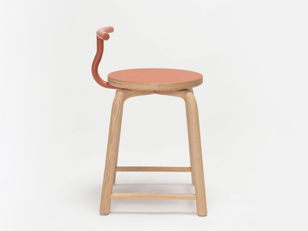 Mobel 6000: exclusividad con el taburete bajo Tam, mobiliario de Ondarreta configurable en roble y materiales técnicos