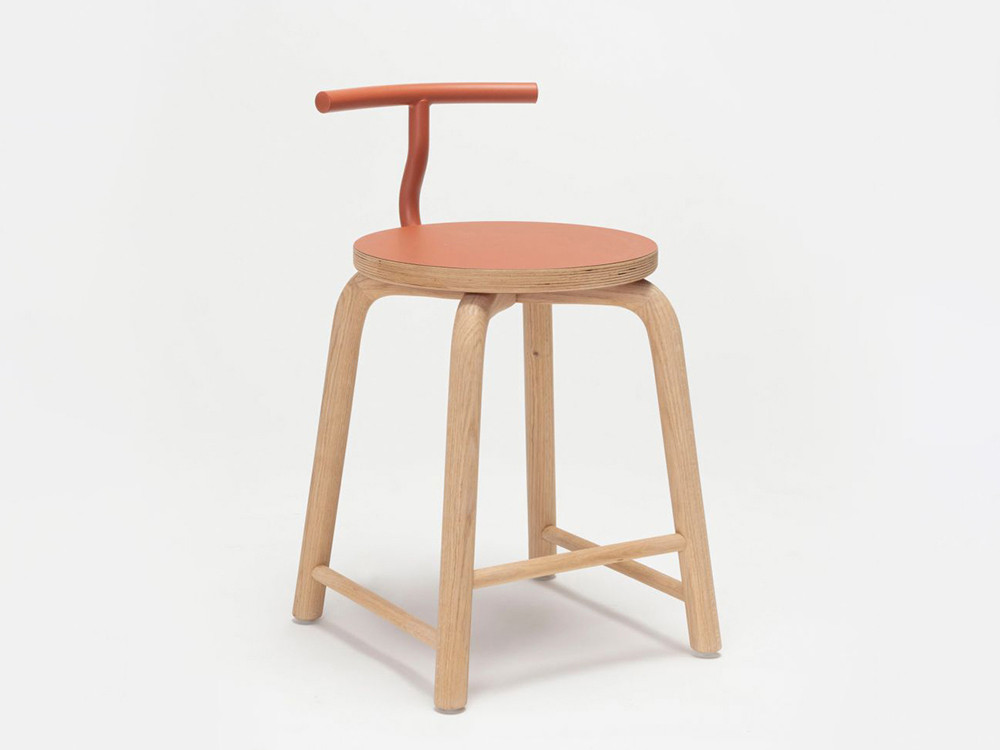 Taburete bajo Tam Ondarreta: elegancia en chapa natural con estructura de madera maciza de roble teñido