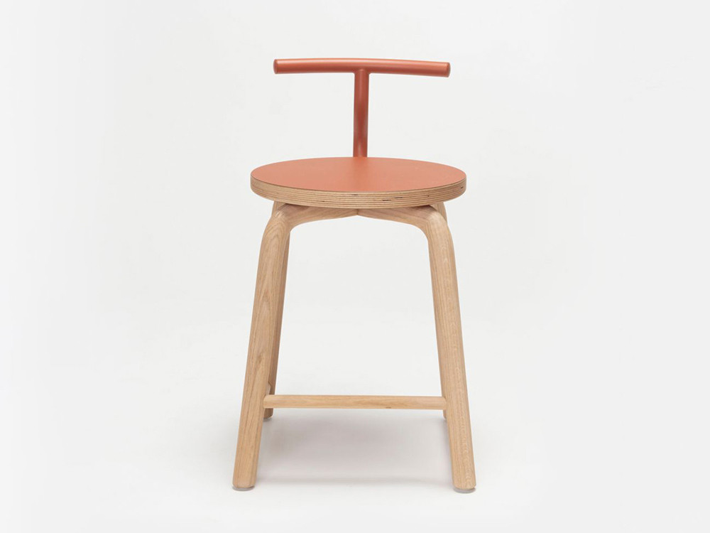 Taburete bajo para cocina Tam: confort con respaldo y estructura artesanal de madera maciza de roble de Ondarreta