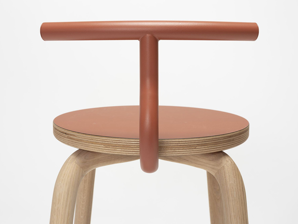 Muebles Ondarreta: taburete bajo Tam, diseño funcional con asiento de Arpa Fénix de alta resistencia y base de madera