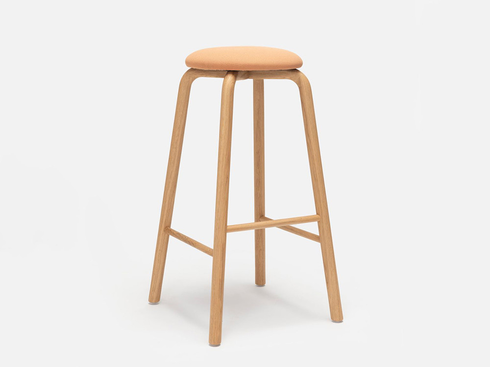 Taburete cocina diseño Tam de Ondarreta: asiento tapizado personalizado y patas de madera de roble tintado en dos medidas