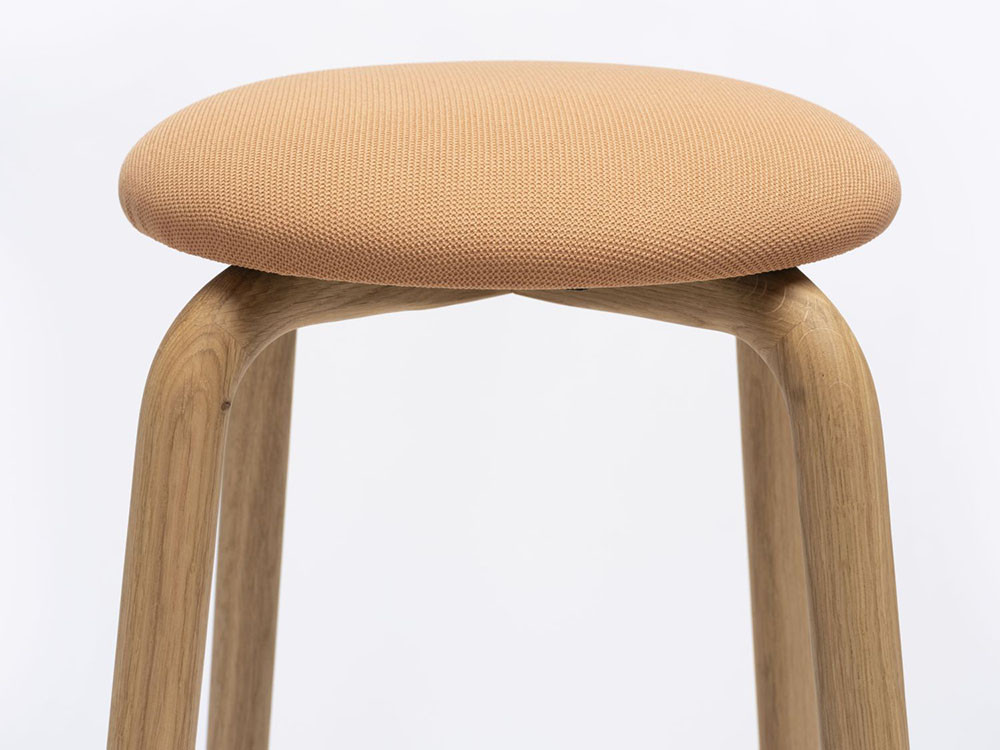 Taburetes de diseño Tam de Ondarreta: versatilidad en dos alturas con el toque cálido de la madera de roble tintado