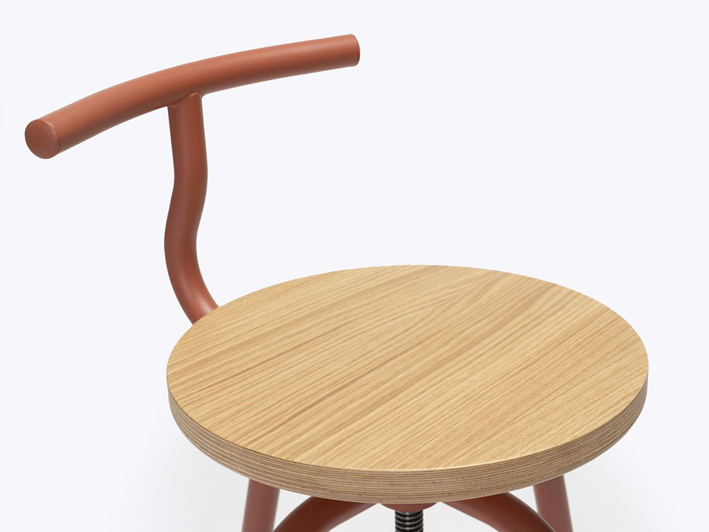 Detalle del asiento en chapa natural del taburete giratorio Tam para islas de cocina de alta gama