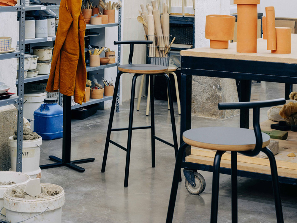 Taburete cocina diseño Tam: asiento en chapa natural y base giratoria regulable para islas modernas