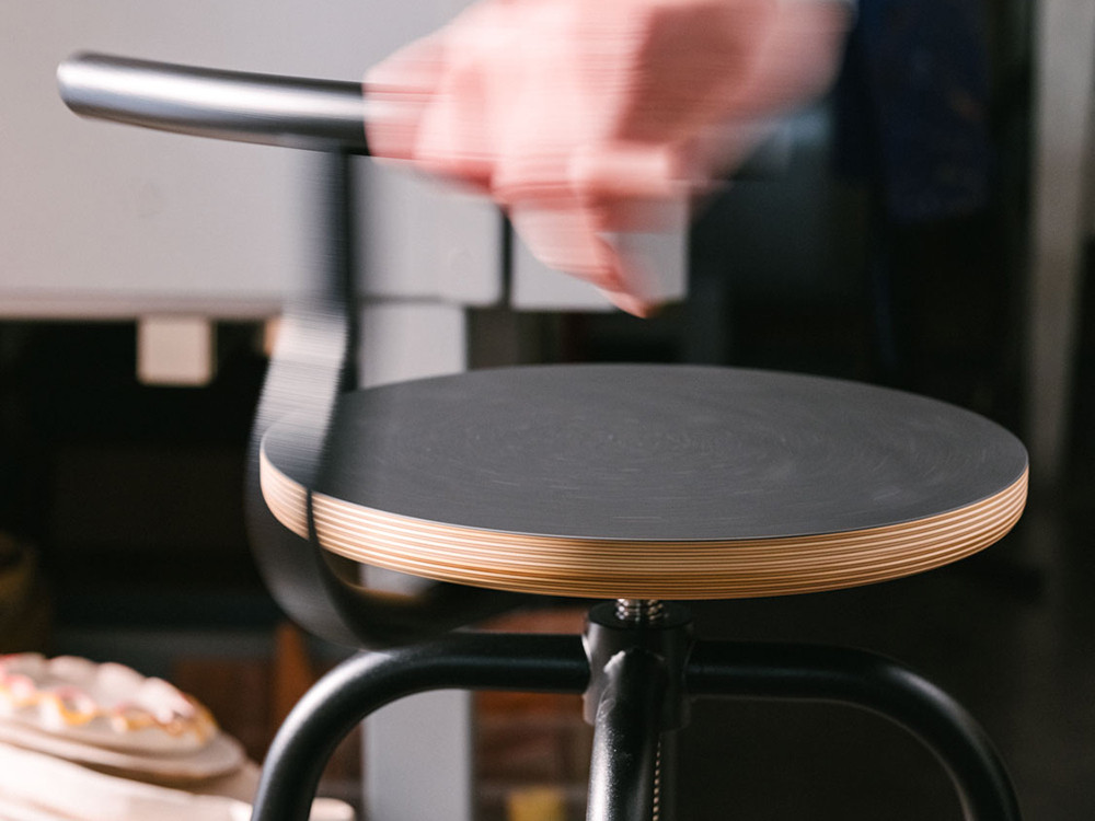 Muebles Ondarreta: el taburete giratorio Tam destaca por su silueta ligera y acabado artesanal en madera noble