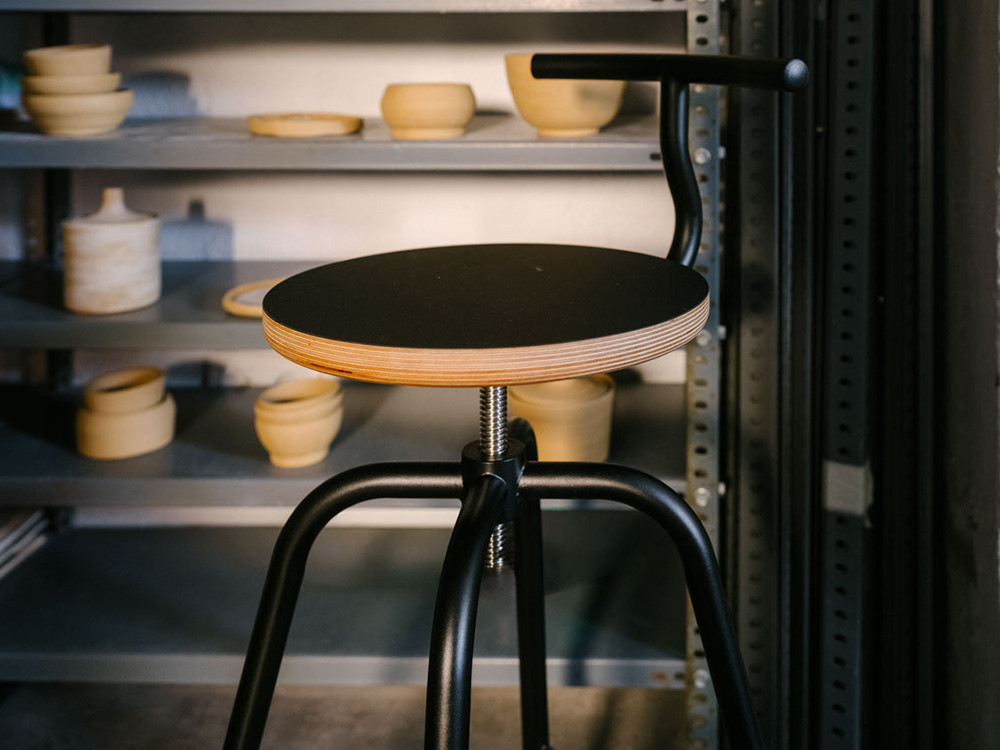 Taburetes de diseño para cocina: modelo Tam elevable con asiento personalizado de chapa natural