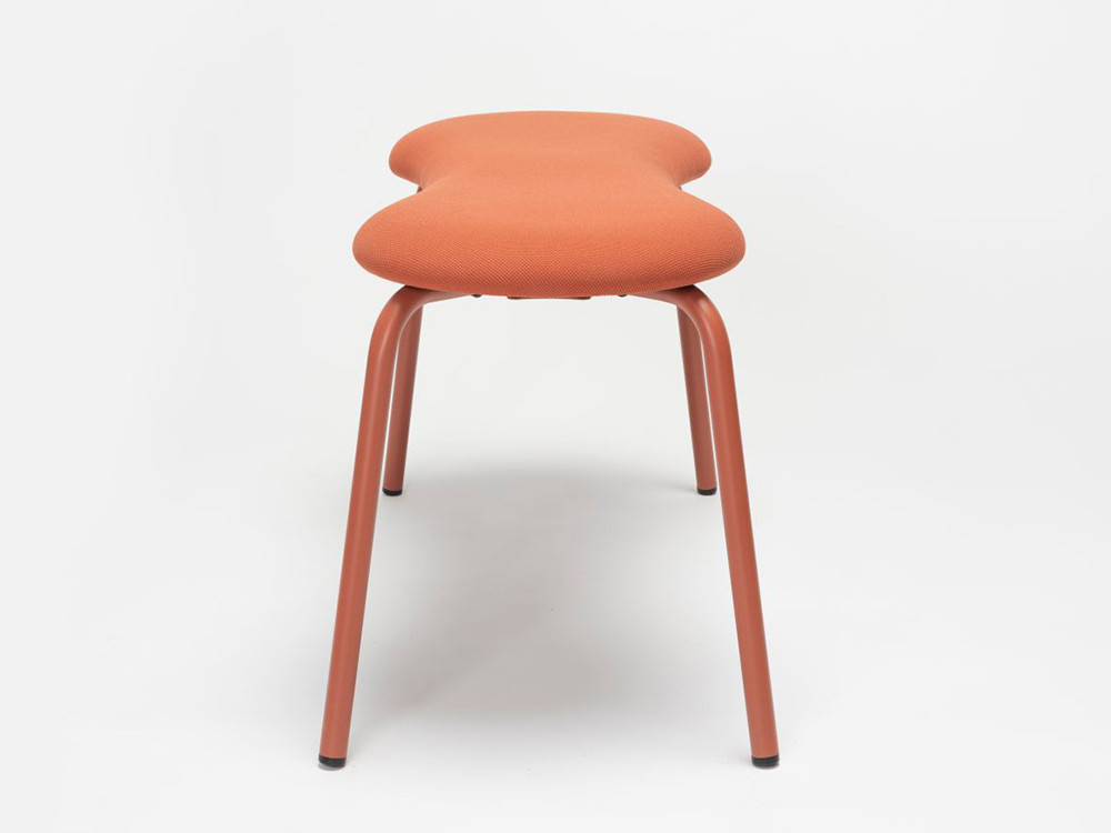 Detalle de la estructura de acero epoxi del banco Tam tapizado de Ondarreta en versión larga.