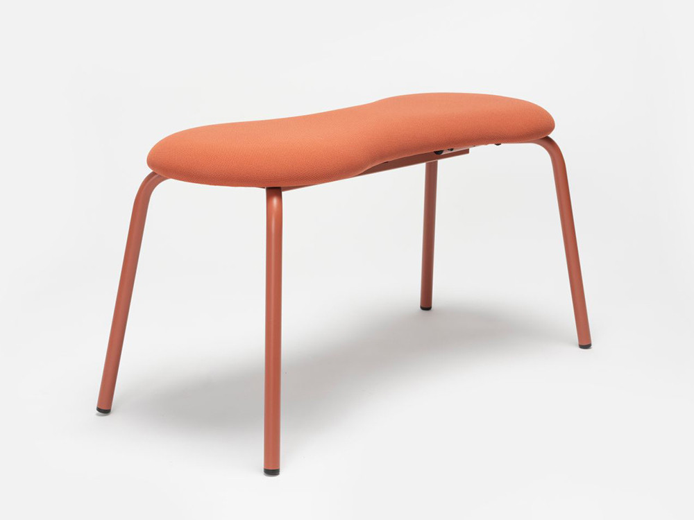 Banco tapizado Tam de Ondarreta: confort y diseño personalizado con estructura de acero epoxi en dos medidas.