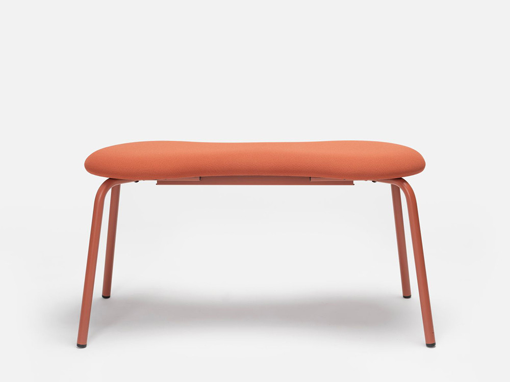 Banco decorado Tam: un icono de Ondarreta con asiento textil en tejidos seleccionados y base de acero