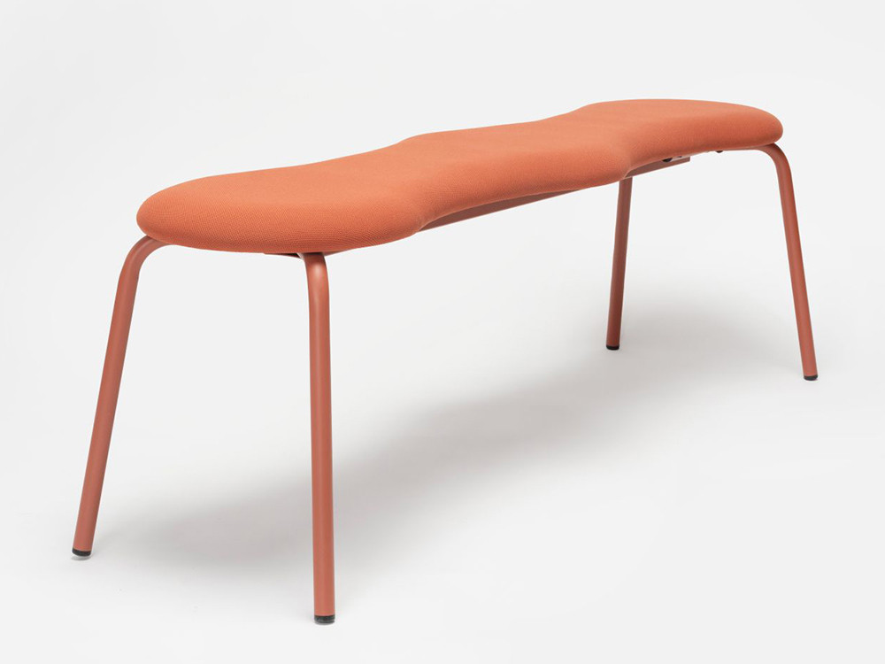 Bancos a medida: modelo Tam de Ondarreta con asiento tapizado y base metálica de alta resistencia