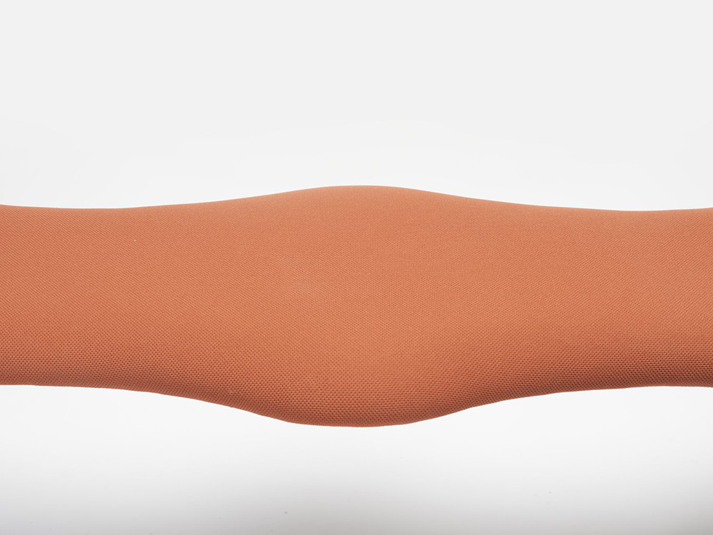 Muebles Ondarreta: banco Tam con base de acero epoxi, la fusión perfecta entre metal y confort textil.