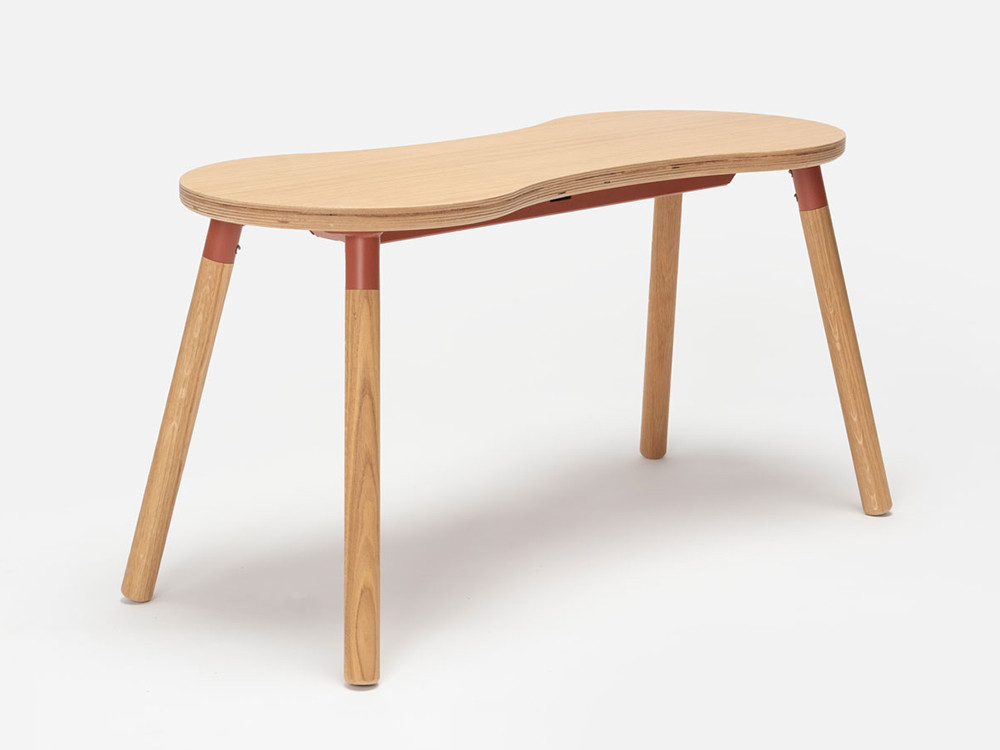 Banco Tam de Ondarreta: diseño personalizado con asiento en chapa de roble y patas de madera noble