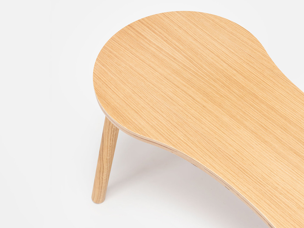 Detalle del asiento en chapa natural de roble del banco Tam personalizado de Ondarreta