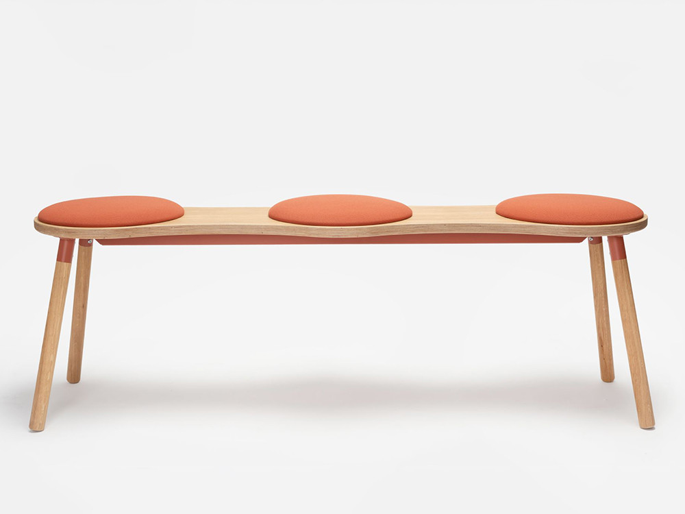 Bancos de roble: modelo Tam de Ondarreta con acabado en madera noble y opción de cojines galleta en dos medidas