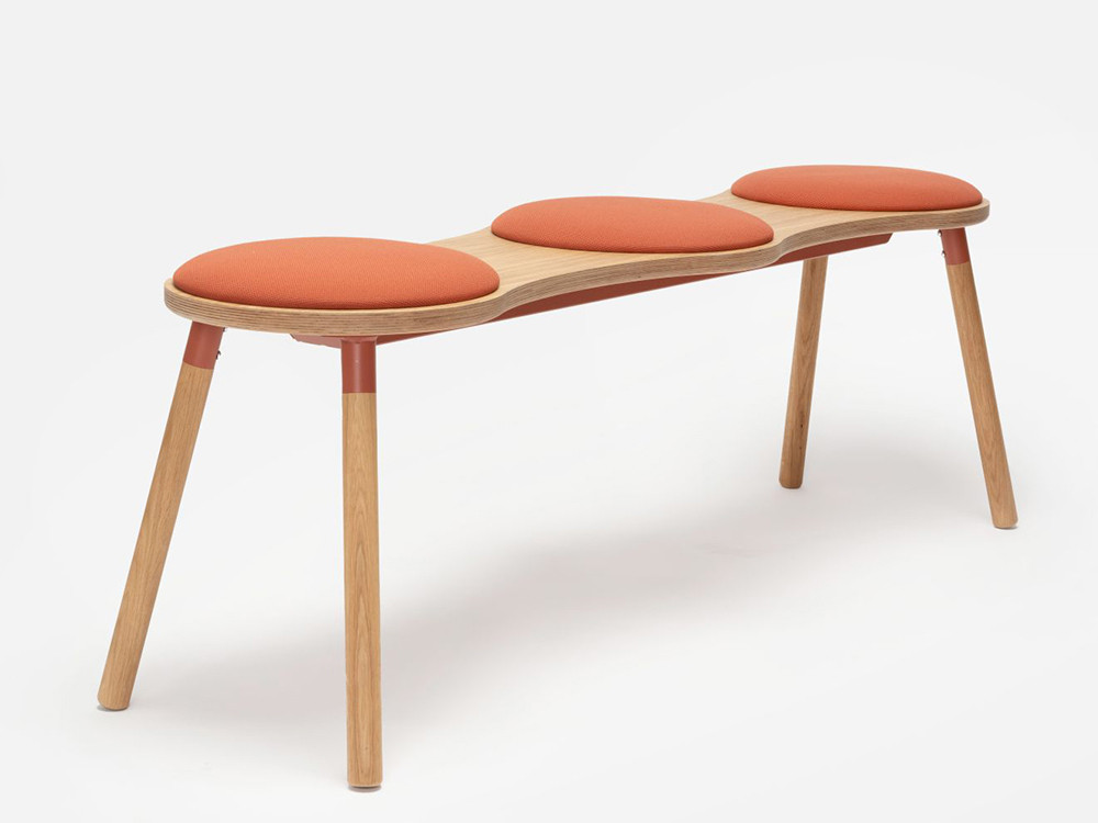 Banco Tam de Ondarreta: diseño personalizado con asiento en chapa de roble y confortables cojines galleta