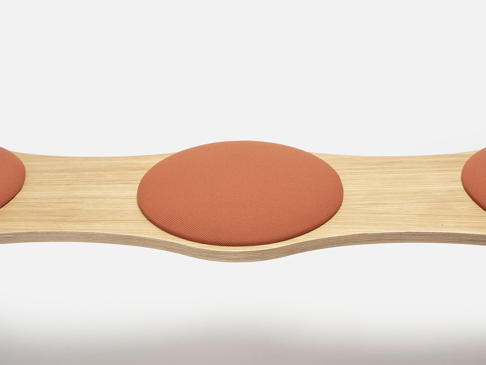 Banco decorado Tam: elegancia minimalista de Ondarreta con asiento de roble y cojín tipo galleta