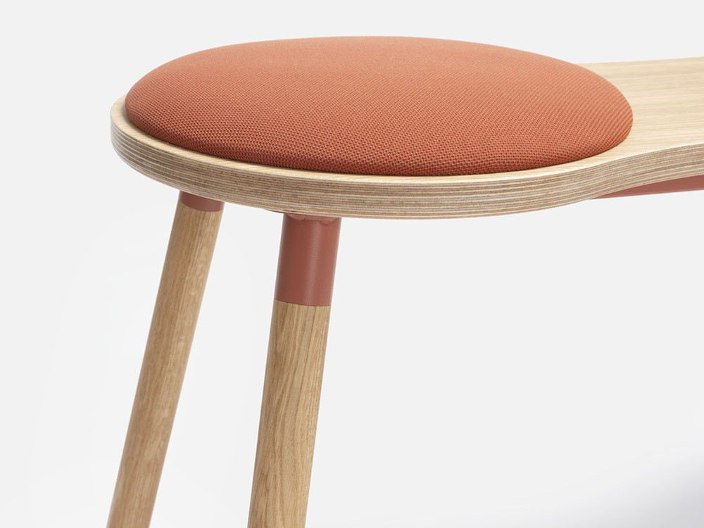 Detalle del asiento en chapa natural de roble y cojín galleta del banco Tam personalizado de Ondarreta