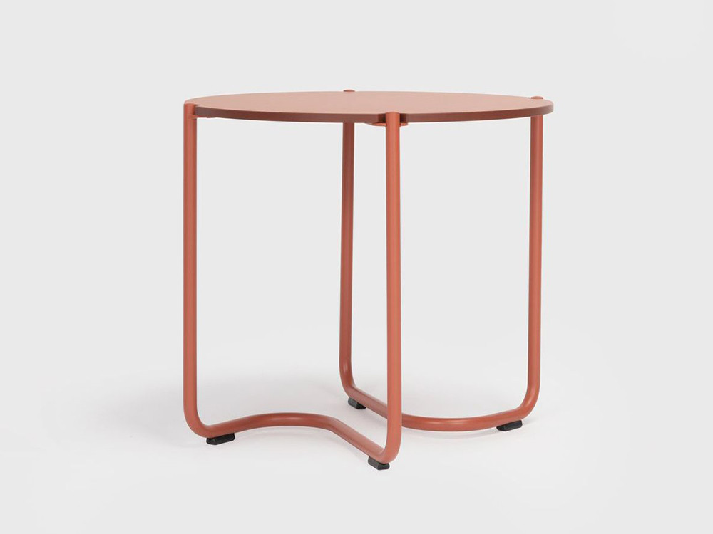 Muebles Ondarreta: mesa redonda baja Uda, sofisticación técnica con sobre de compacto Fénix de alta resistencia