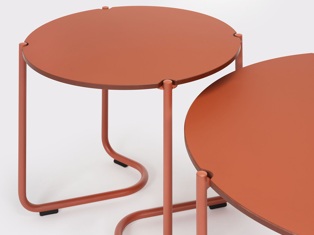 Mesas de centro modernas: el modelo Uda de Ondarreta destaca por su silueta ligera y base de acero