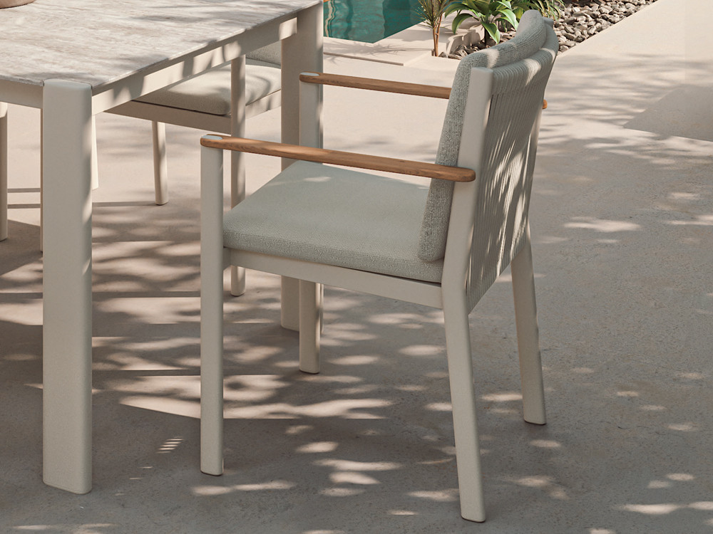 Sillas jardín aluminio Patmos de Arkimueble: respaldo de cuerda y reposabrazos en madera de teca