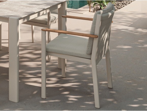 Sillas jardín aluminio Patmos de Arkimueble: respaldo de cuerda y reposabrazos en madera de teca