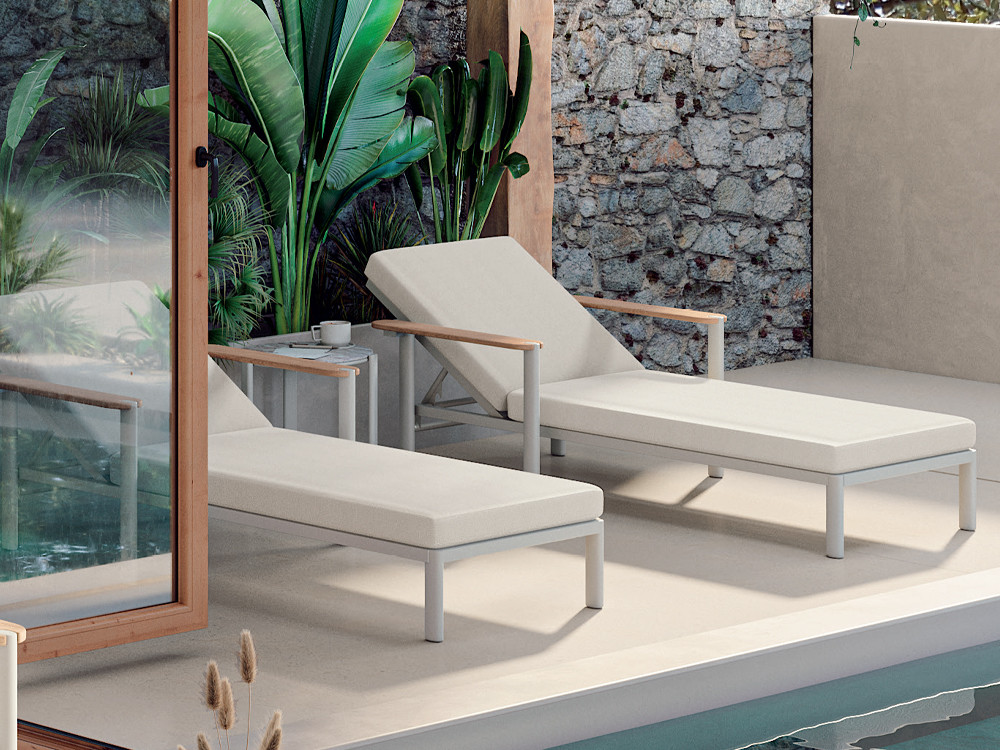 Tumbona relax aluminio Patmos de Arkimueble: respaldo reclinable y detalles en madera de teca