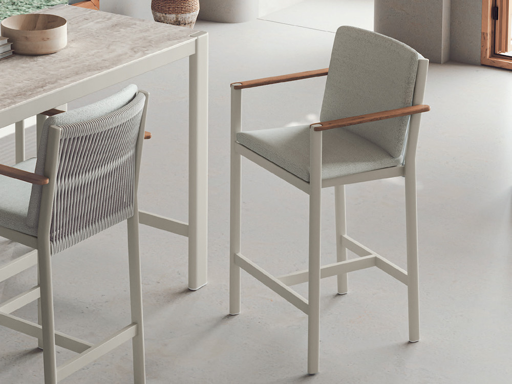 Taburete jardín Patmos de Arkimueble: estructura de aluminio, cuerda trenzada y detalles en teca