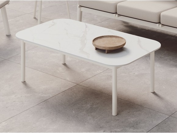 Mesa de centro Lyon de Arkimueble: sobre de sintered stone y base de aluminio
