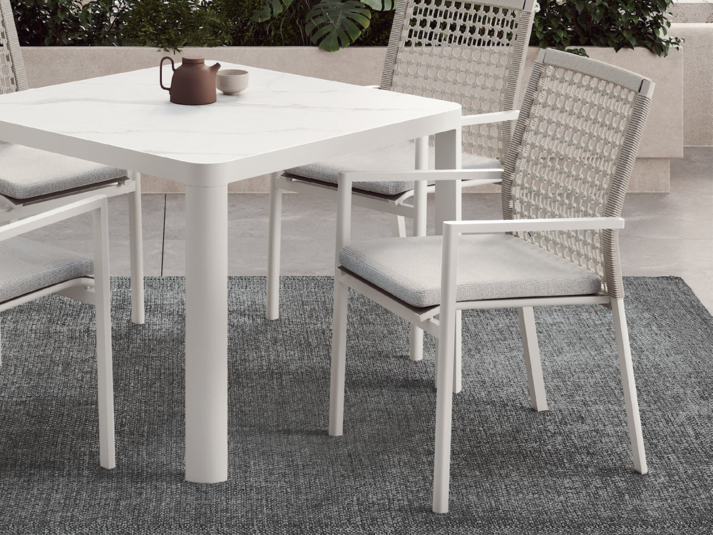 Silla jardín aluminio Lyon de Arkimueble: diseño con brazos y respaldo de cuerda trenzada